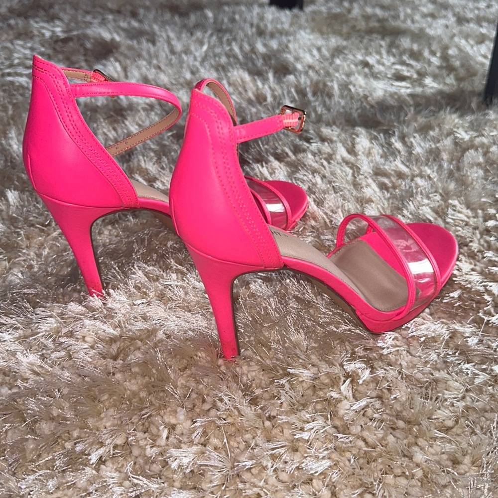 Neon pink 
LIMELIGHT WOMENS GIO SANDAL - Neon Pink
